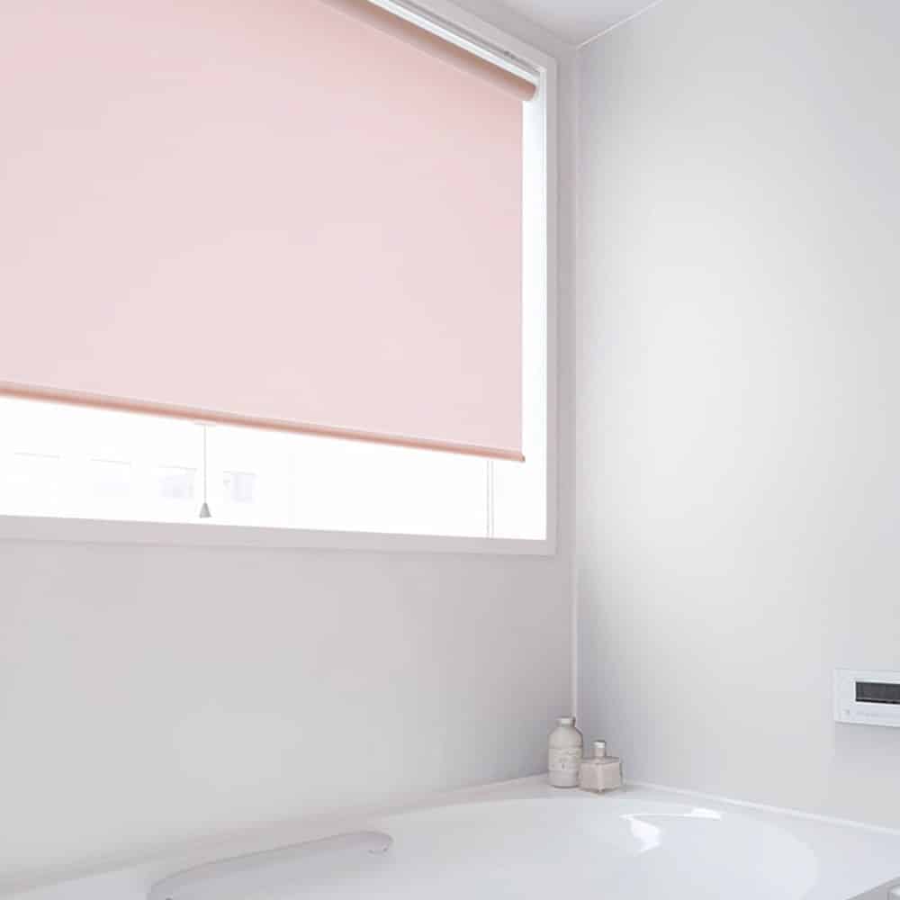 Bagno con tenda a rullo su misura colore rosa modello Relax