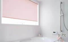 Bagno con tenda a rullo su misura colore rosa modello Relax