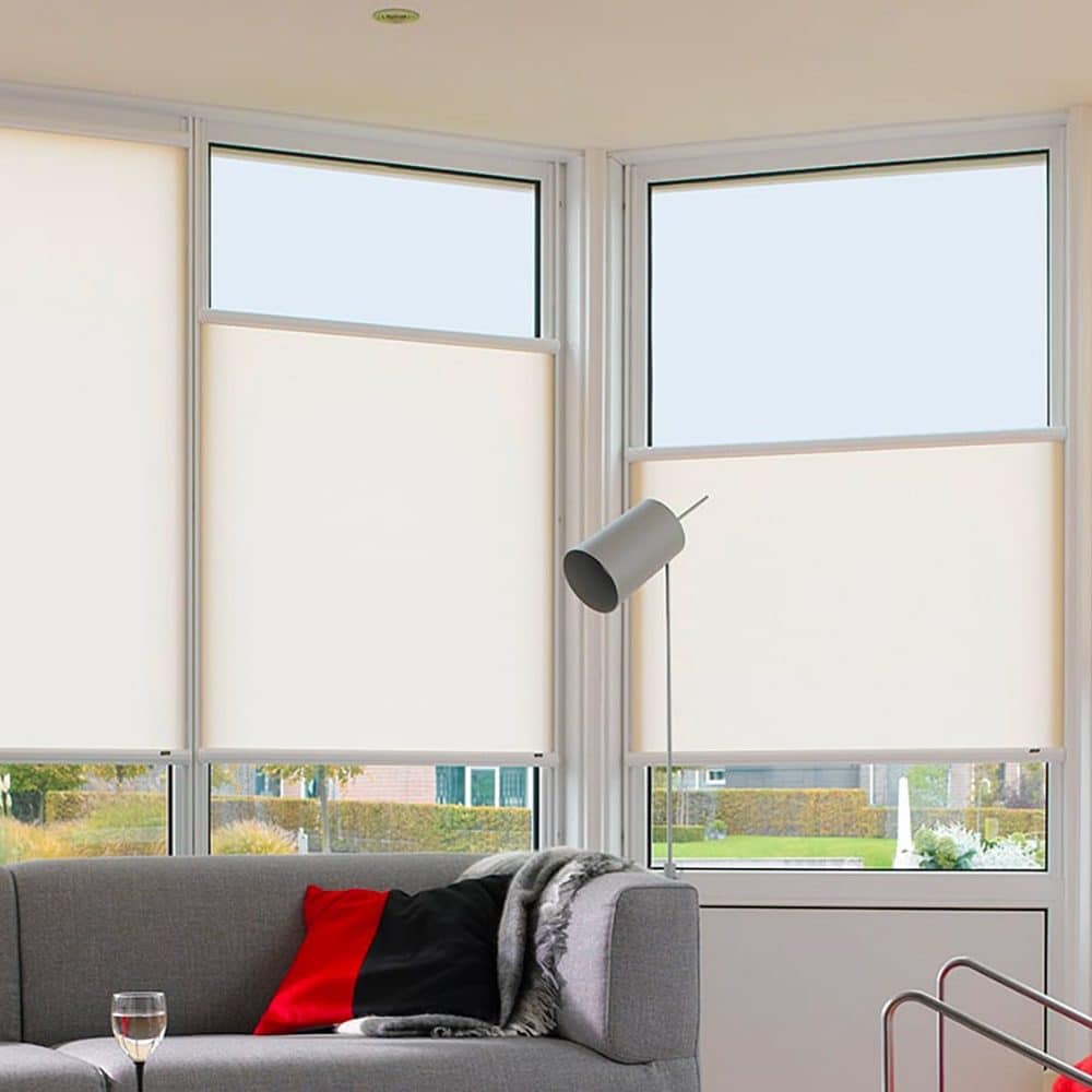 Salotto con tendine oscuranti a rullo moderne bianche modello Nano