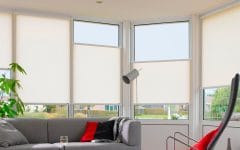 Salotto con tendine oscuranti a rullo moderne bianche modello Nano