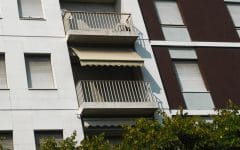 Balcone con tenda da sole a bracci estensibili