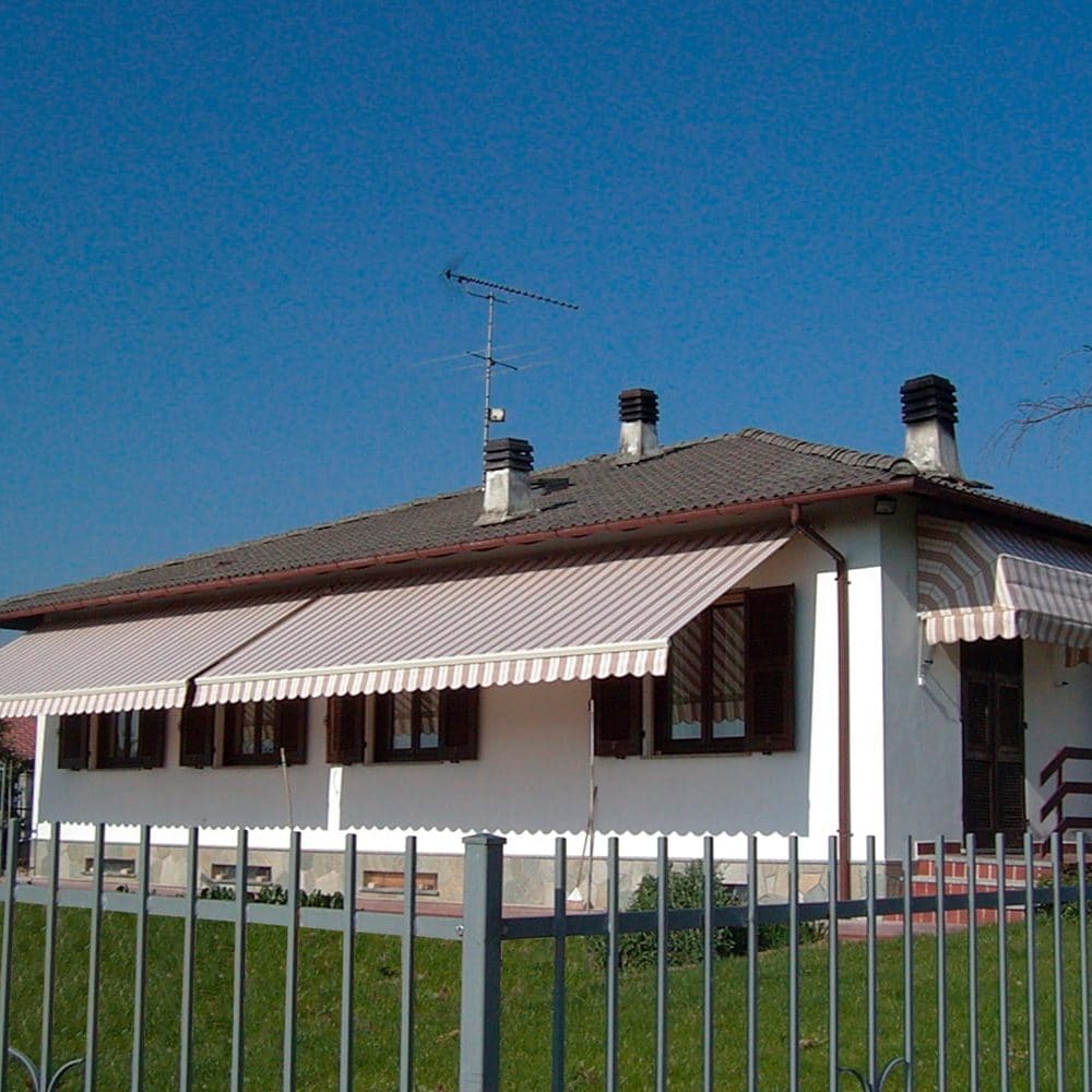 Casa con tende da sole a bracci estensibili