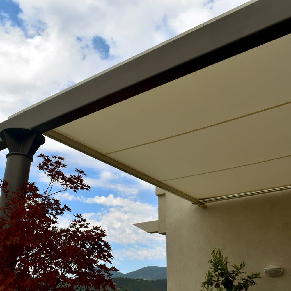 Vista lateriale di una tenda da sole a pergola avvolgibile